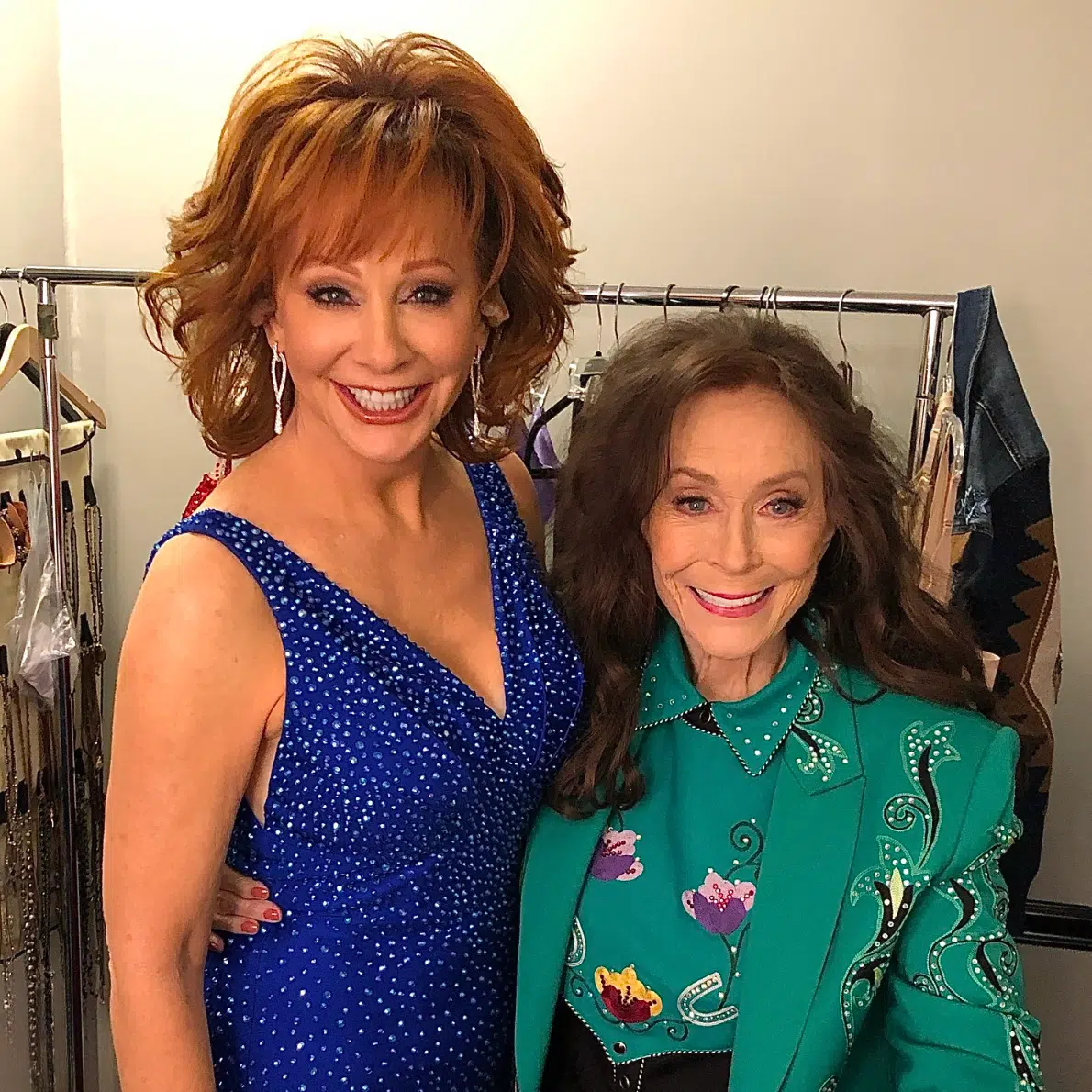 Reba McEntire and Loretta Lynn catch up backstage at the 2019 CMA Awards (Photo credit: Reba McEntire/Instagram)